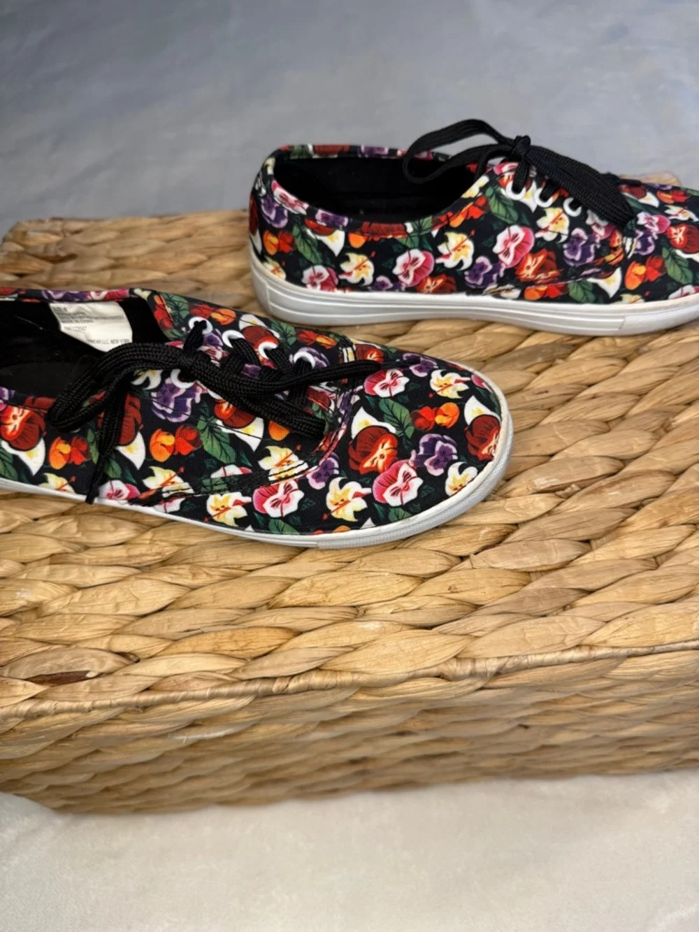 Disney Alice in Wonderland Floral Sneakers Women's Size 6 Black Canvas Low Top